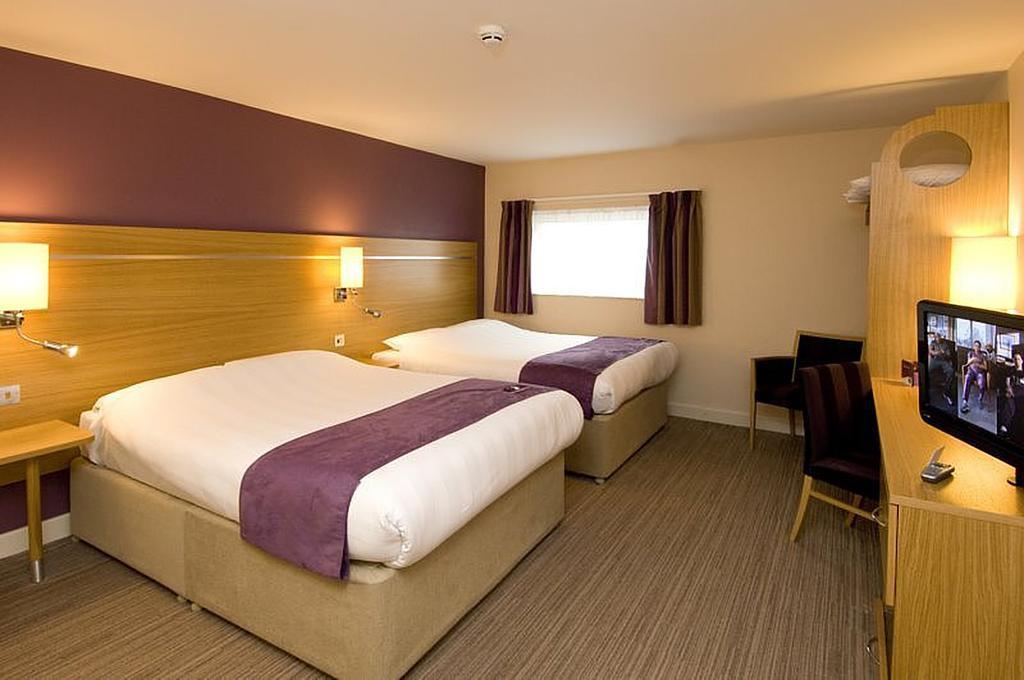 Premier Inn Manchester Airport Runger Lane North Hale  Eksteriør billede