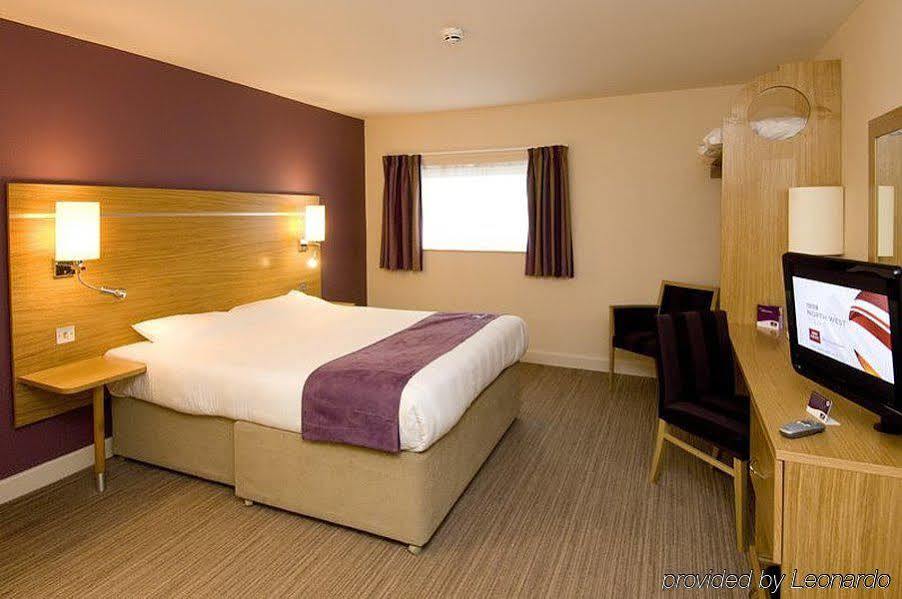 Premier Inn Manchester Airport Runger Lane North Hale  Eksteriør billede